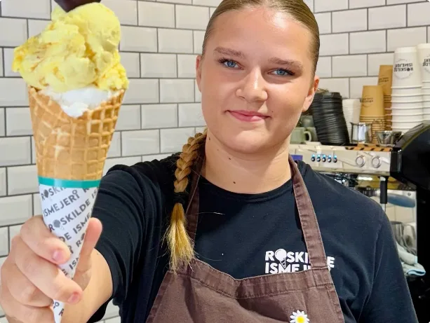 Medarbejder med vaffelis i Iscafeén