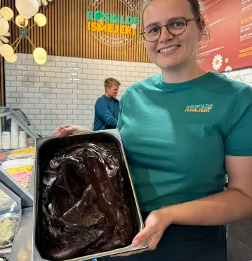 Medarbejder med bakke chokoladeis