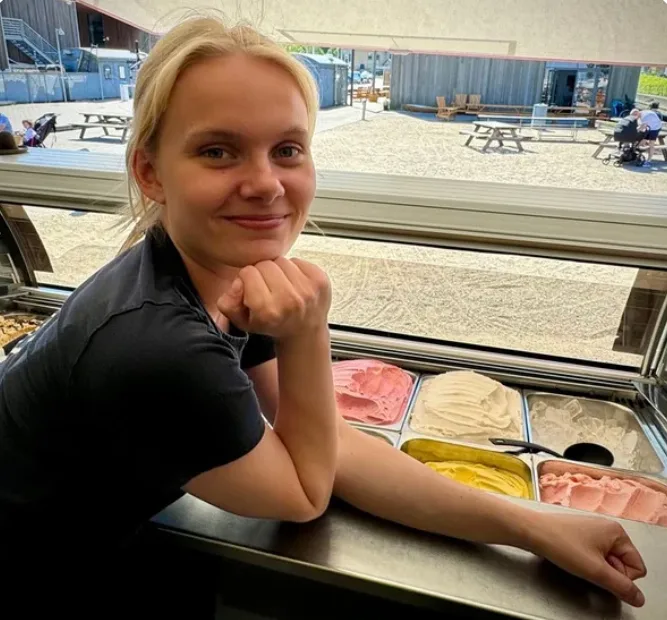 Medarbejder ved iskøledisken i Havnevognen
